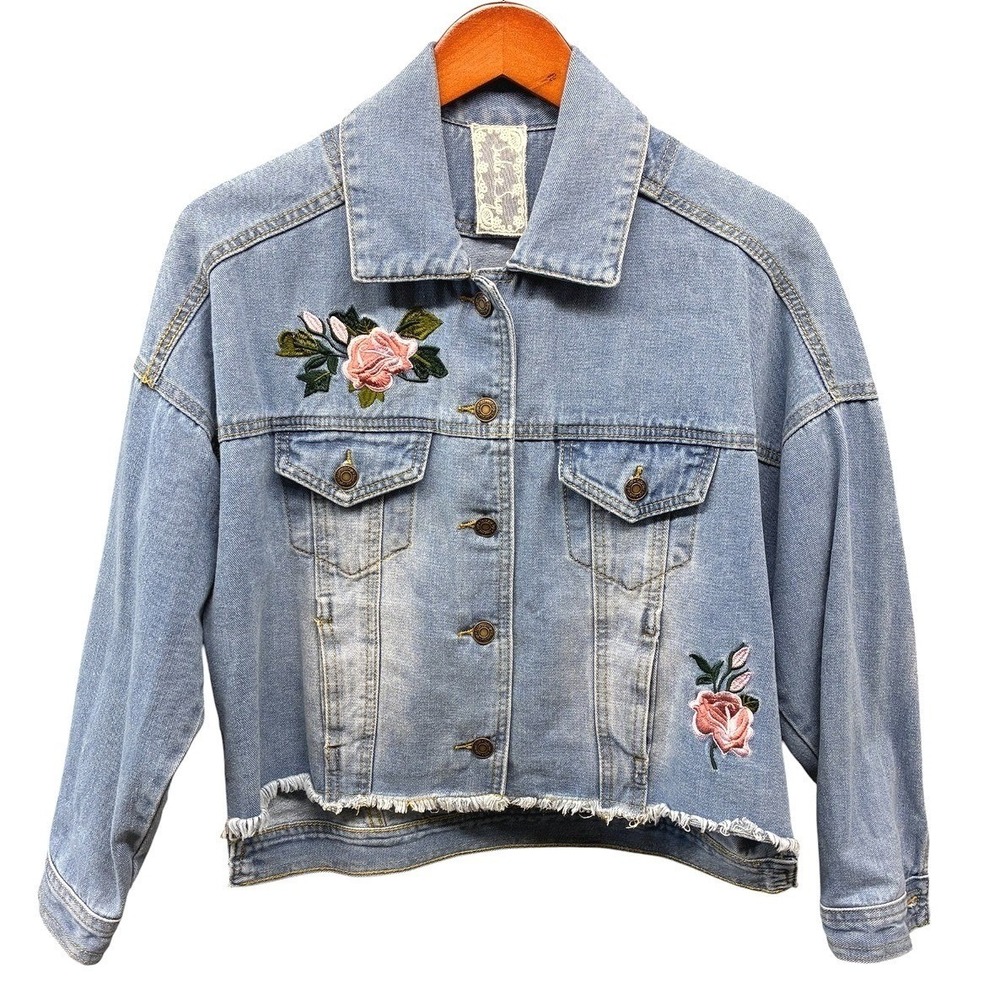 Sadie & Sage Floral Embroidered Denim Jacket Womens XS Blue Raw Hem Crop Trucker